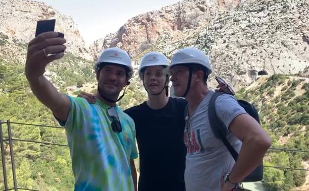 Antonio Banderas, un guía de lujo en el Caminito del Rey para David Bisbal y María Casado